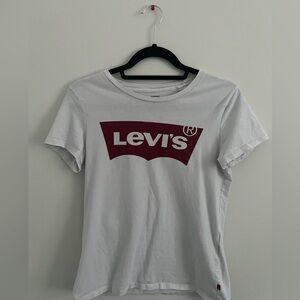 white levi’s t-shirt